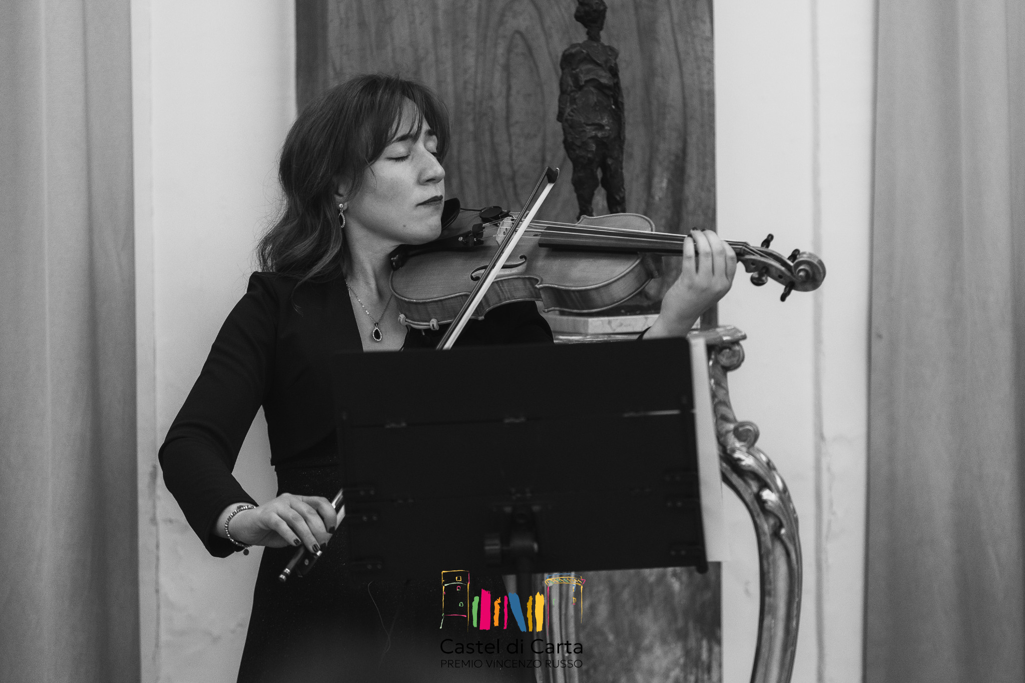Castel di Carta · Presentazione 2026 · Il violino, in bianco e nero