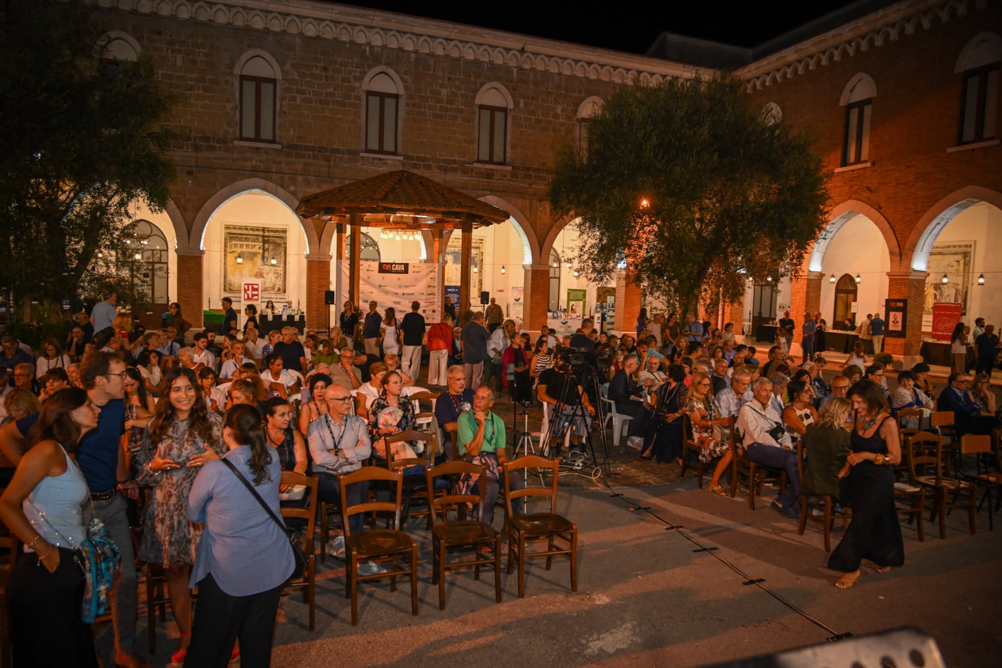 Cava Book Festival 2026 · Il pubblico nel chiostro, la sera del 5 settembre