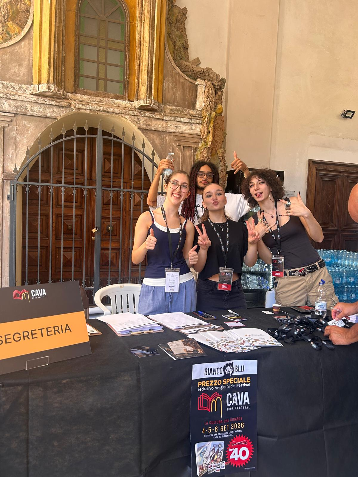 Cava Book Festival 2026 · Lo staff al punto di accoglienza