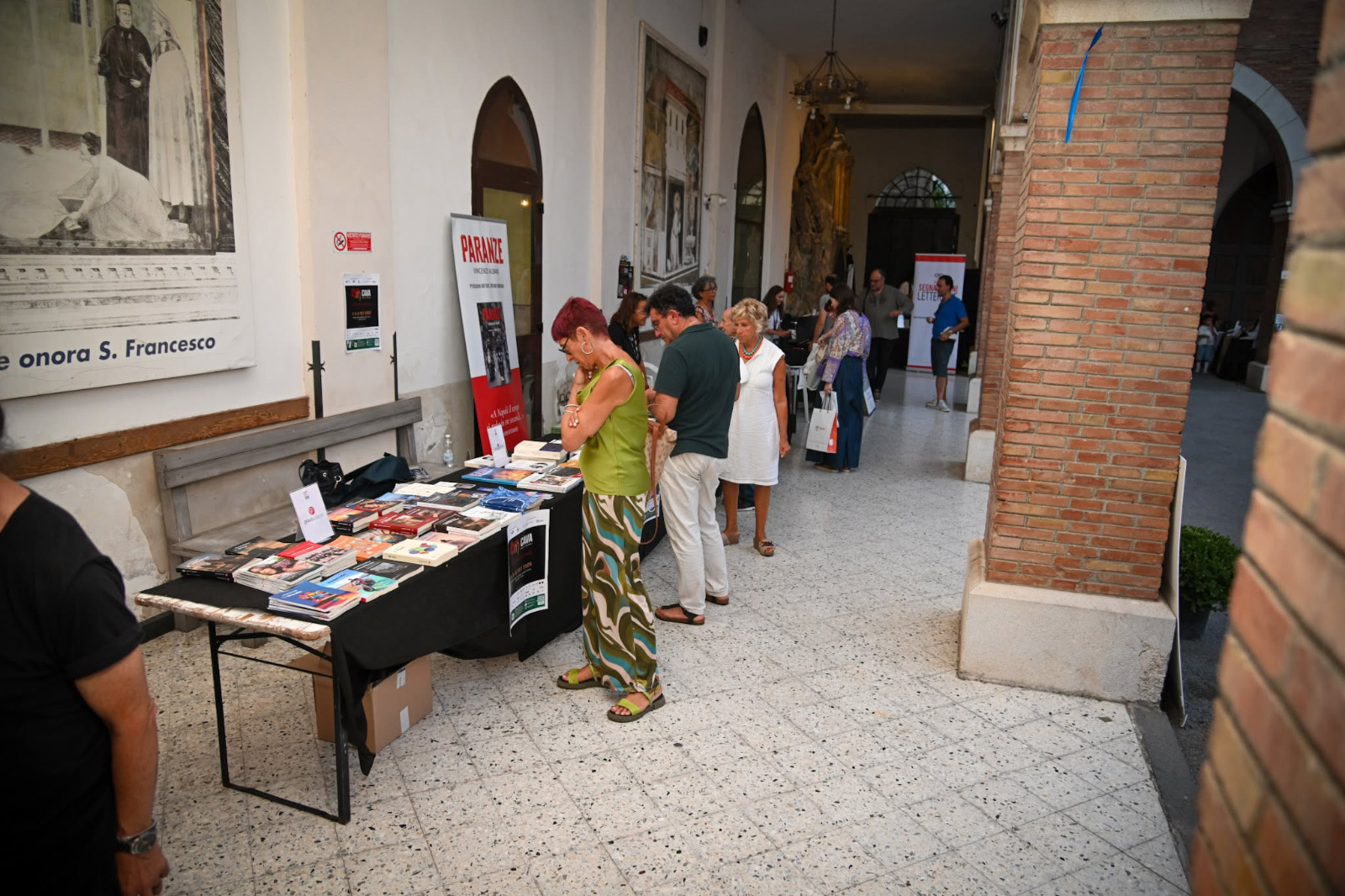 Cava Book Festival 2026 · I libri e gli espositori nel chiostro