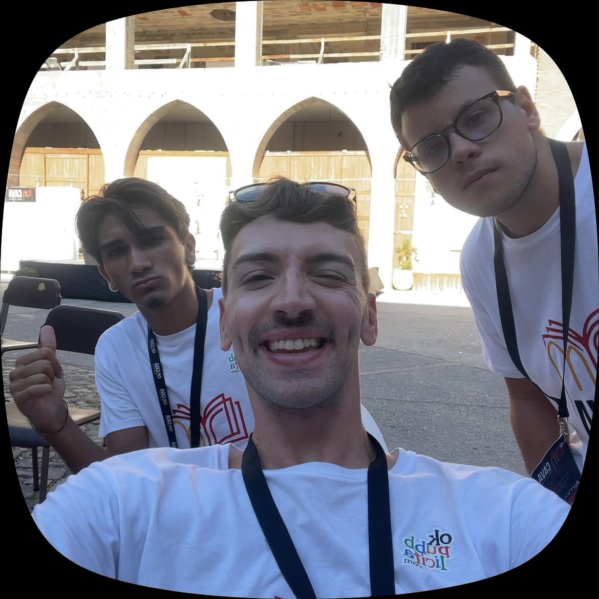 Cava Book Festival 2026 · I volontari nel chiostro