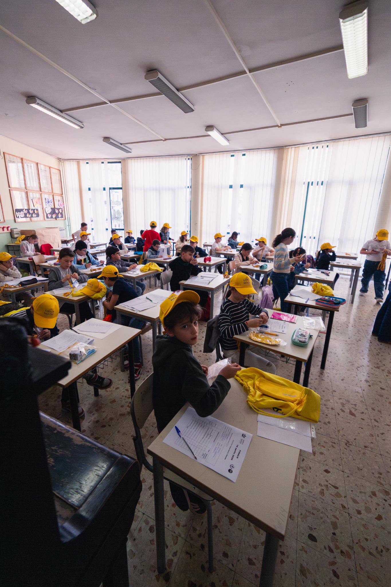 GiocaMath 2026 · L’aula e i ragazzi pronti per la prova