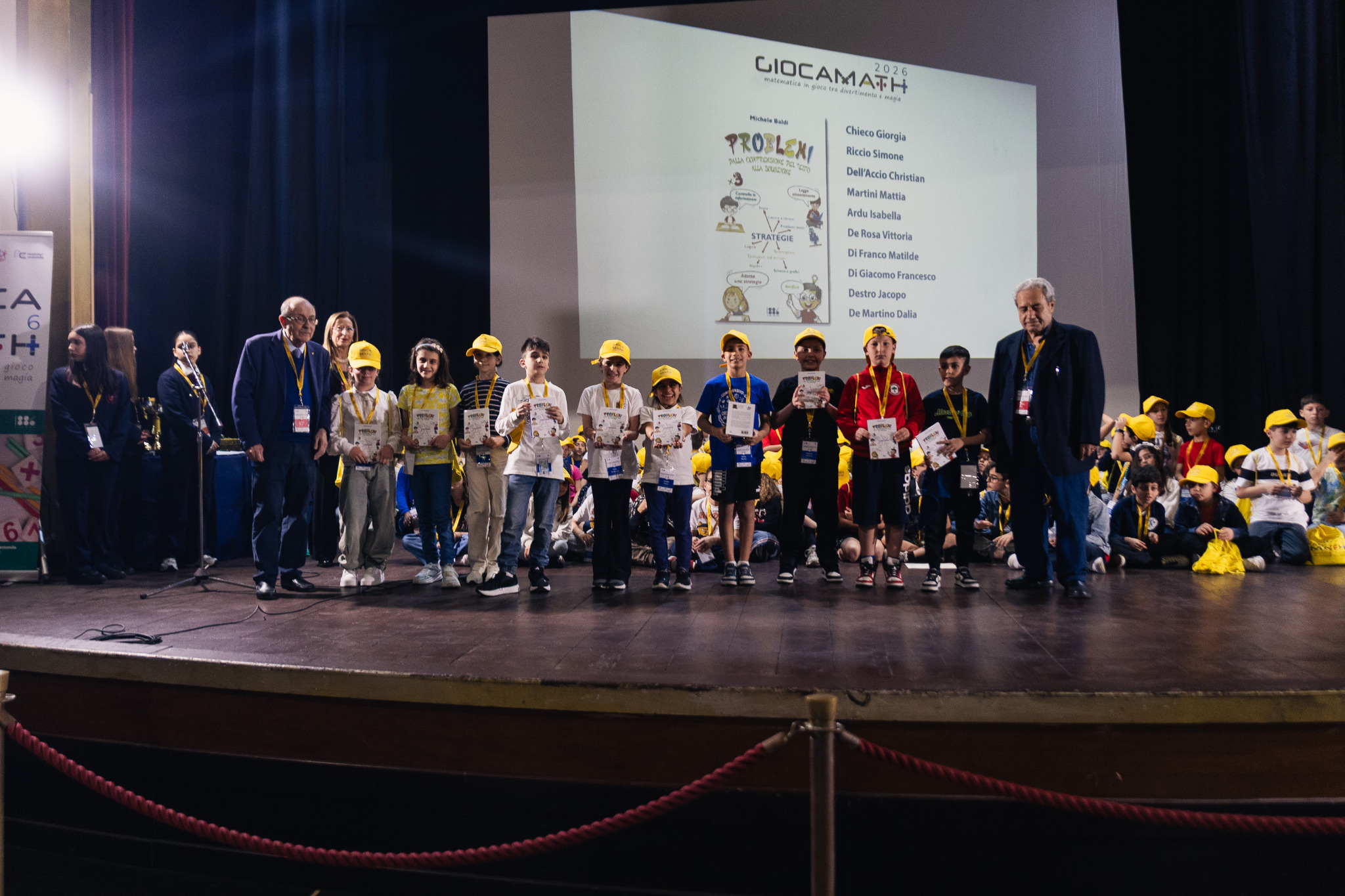 GiocaMath 2026 · I partecipanti sul palco