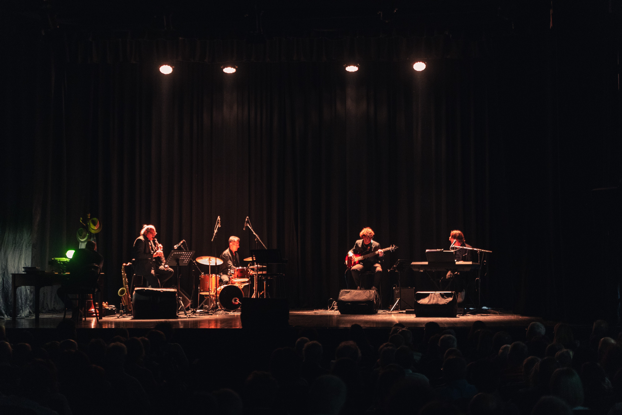Il palco e la formazione musicale