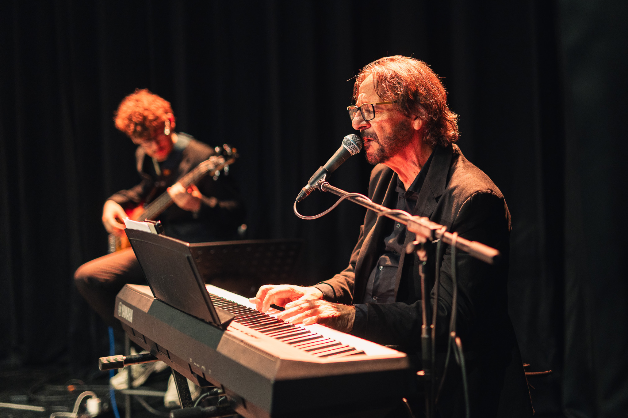 Voce e tastiere, con il basso sullo sfondo