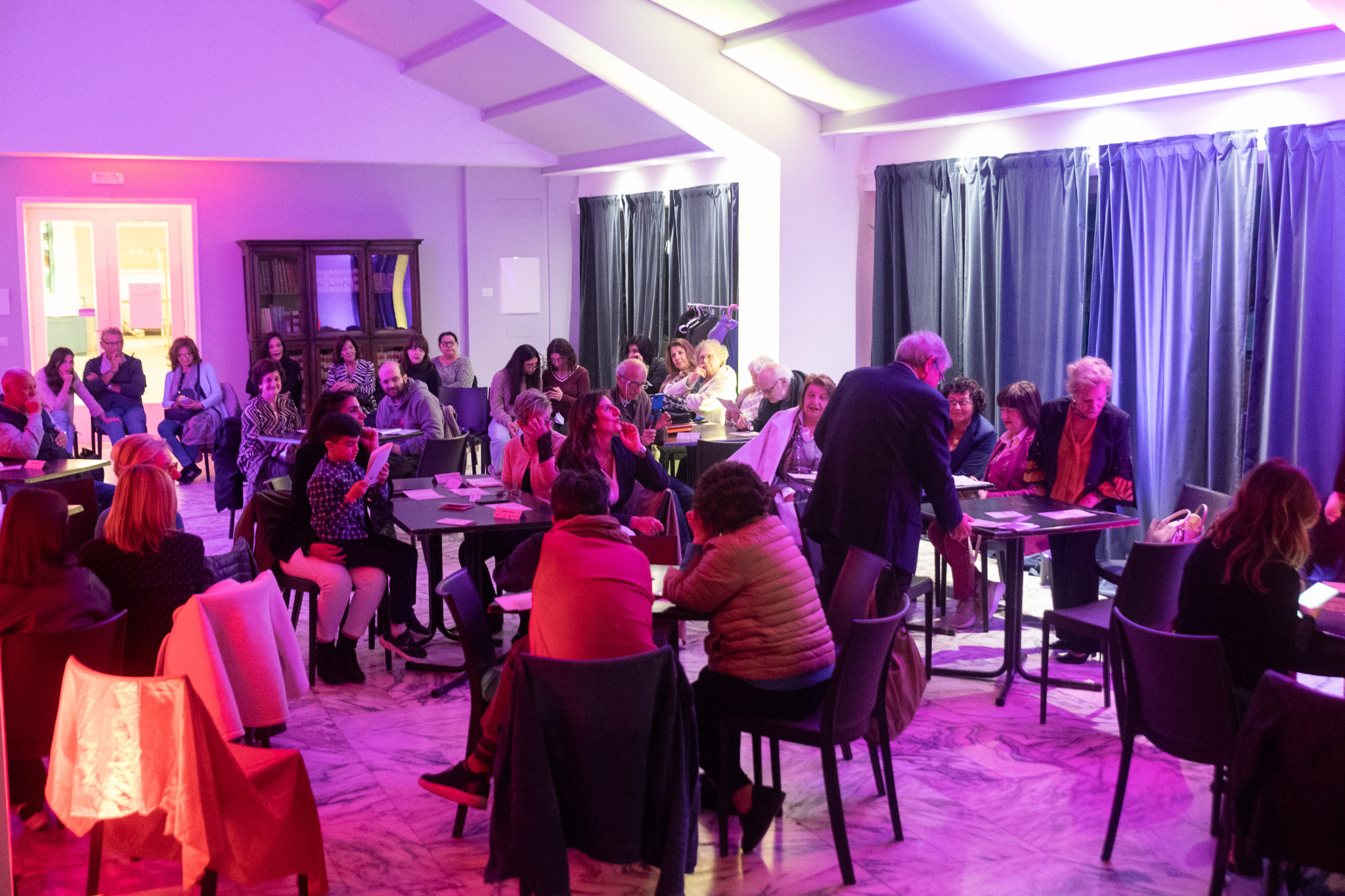 Poetiamo · La sala e il pubblico riuniti intorno alla poesia