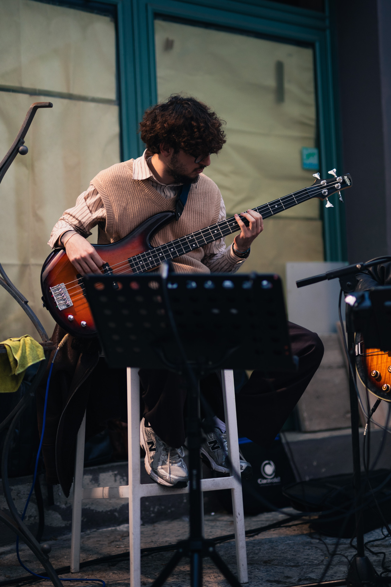 Un momento musicale · Il bassista