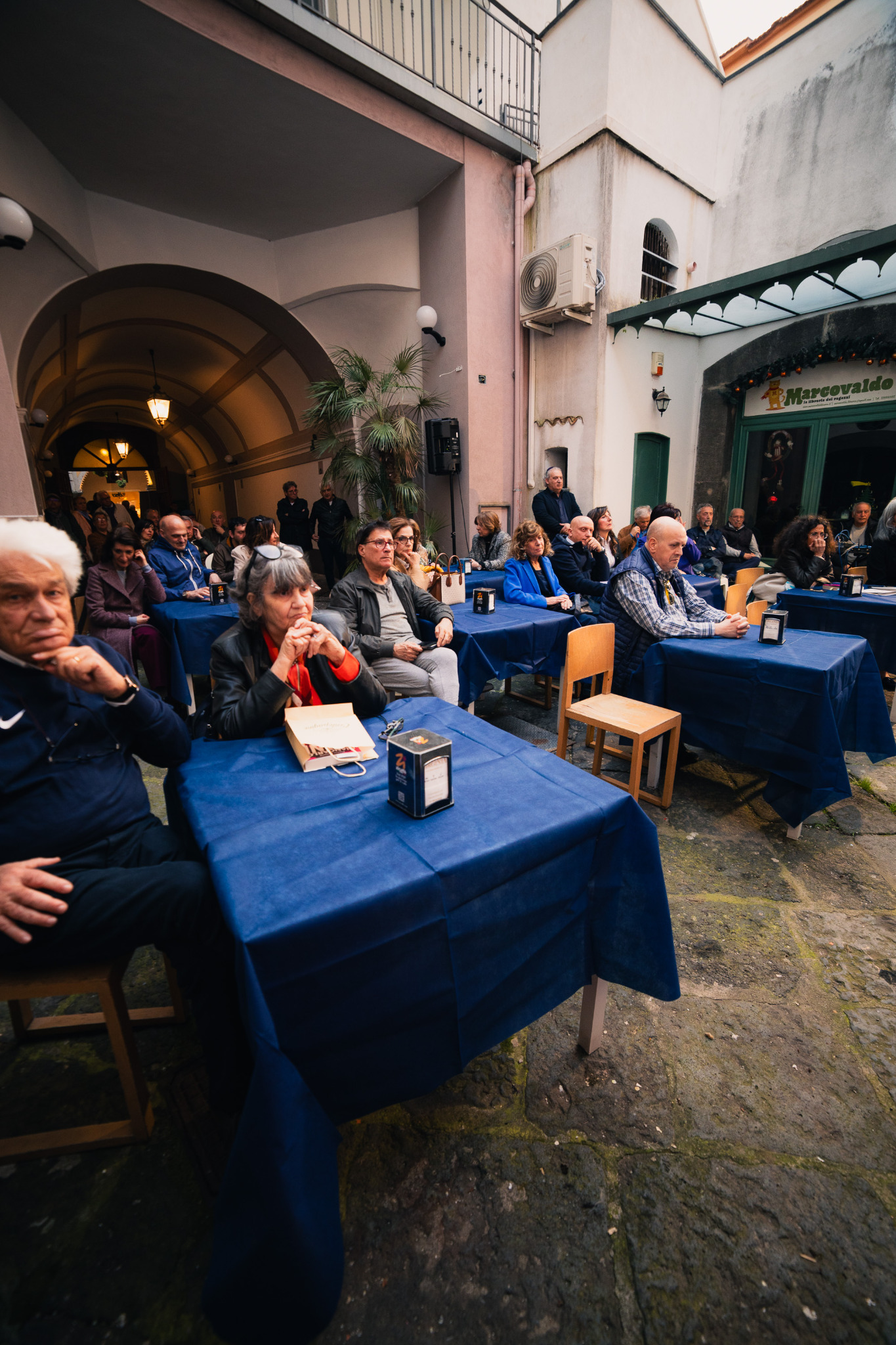 Presentazioni e musica · Il pubblico durante l’incontro